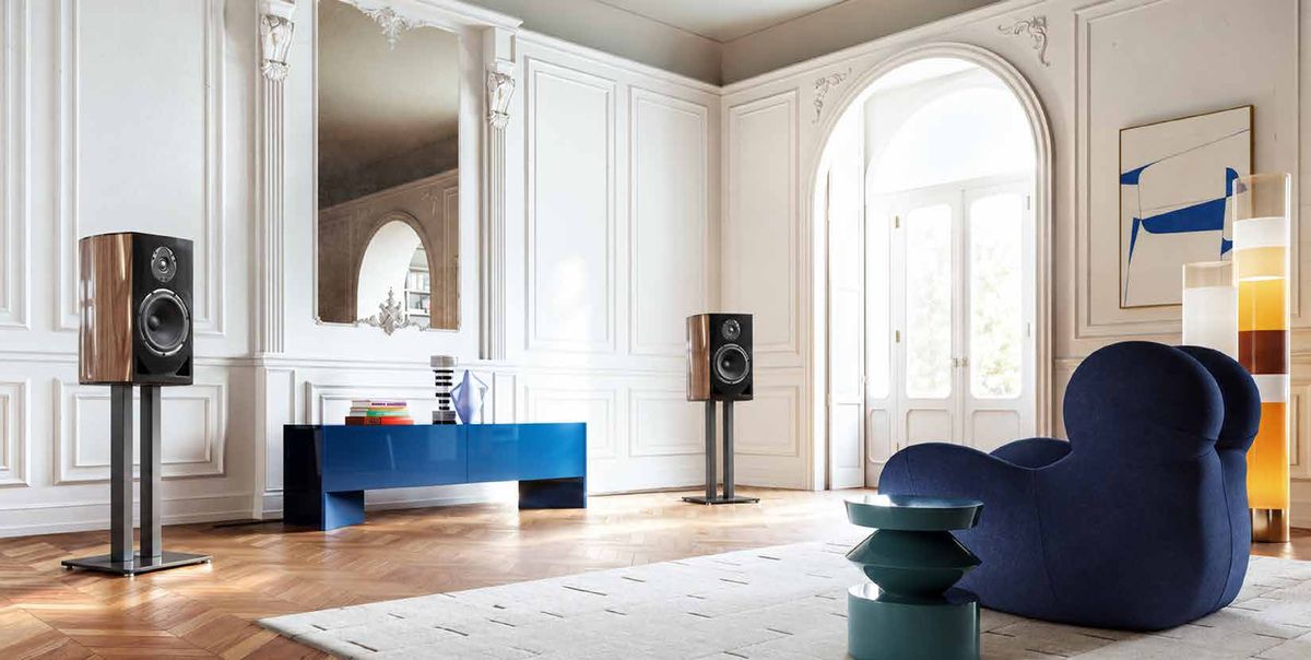 Sivian-monitors in walnoot in een klassiek wit interieur
