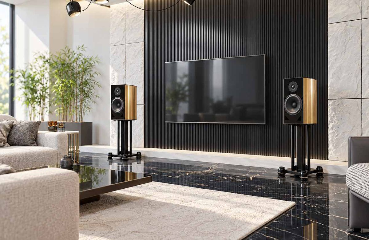 Sivian-monitors op standaards met gouden afwerking naast een televisie